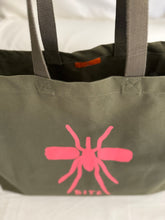 Carregar imagem no visualizador da galeria, Beach Bag XL Caqui Mosquito rosa
