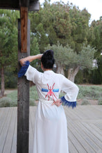 Carregar imagem no visualizador da galeria, Kimono Branco Excl Plumas Mosquito Vermelho/Azulão
