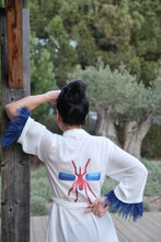 Carregar imagem no visualizador da galeria, Kimono Branco Excl Plumas Mosquito Vermelho/Azulão
