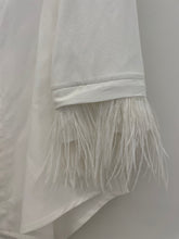 Carregar imagem no visualizador da galeria, Camisa Exclusiva Branca com plumas brancas
