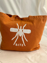 Carregar imagem no visualizador da galeria, Beach Bag Medio Mosquito Orange
