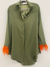 Carregar imagem no visualizador da galeria, Camisa Exclusiva Caqui com plumas laranja
