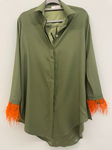 Camisa Exclusiva Caqui com plumas laranja