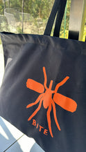 Carregar imagem no visualizador da galeria, Beach Bag XL Black/Orange Mosquito

