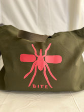 Carregar imagem no visualizador da galeria, Beach Bag XL Caqui Mosquito rosa
