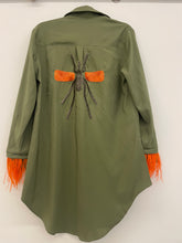 Carregar imagem no visualizador da galeria, Camisa Exclusiva Caqui com plumas laranja
