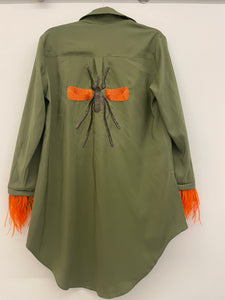 Camisa Exclusiva Caqui com plumas laranja