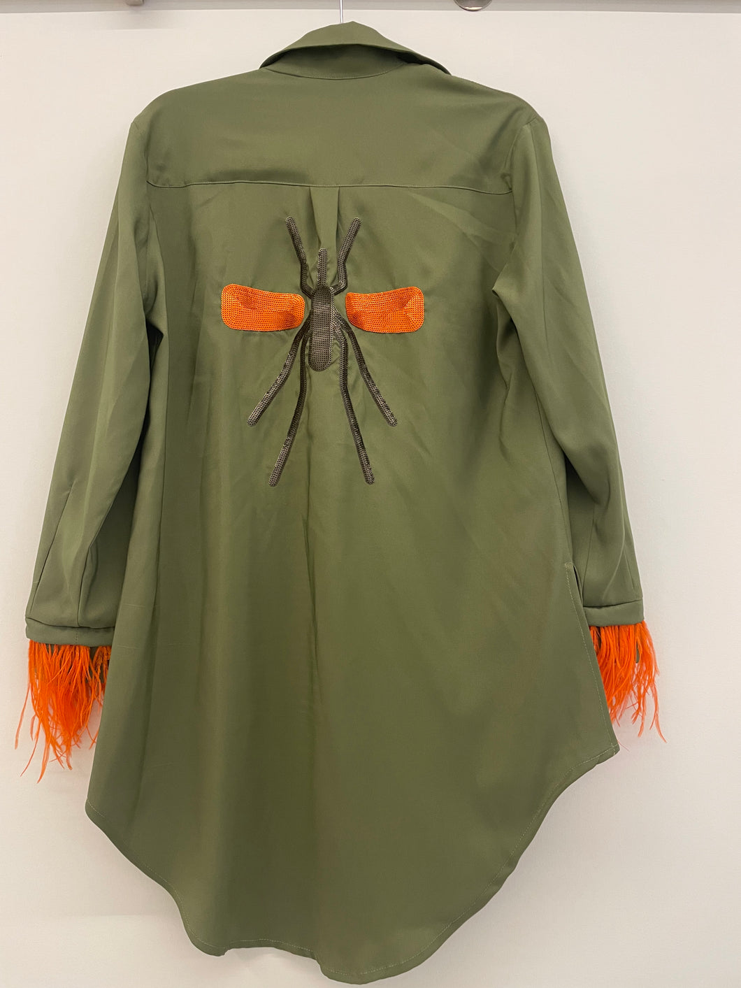 Camisa Exclusiva Caqui com plumas laranja