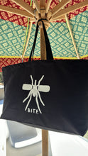 Carregar imagem no visualizador da galeria, Beach Bag XL Black/White Mosquito
