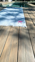Carregar imagem no visualizador da galeria, Toalha Praia Cinza/Rosa Mosquito
