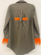 Carregar imagem no visualizador da galeria, Camisa Linho excl Caqui com plumas laranja
