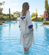 Carregar imagem no visualizador da galeria, Kimono Beige Excl Plumas Mosquito Roxo
