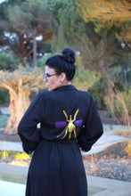 Carregar imagem no visualizador da galeria, Kimono Preto Exclus Plumas Mosquito Amarelo/Roxo

