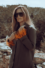 Carregar imagem no visualizador da galeria, Camisa Linho excl Caqui com plumas laranja
