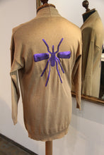 Carregar imagem no visualizador da galeria, Casaco Mosquito PAT curto Camel/Roxo
