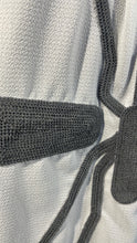 Carregar imagem no visualizador da galeria, Camisa Branca Mosquito Cinza veludo
