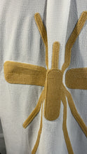 Carregar imagem no visualizador da galeria, Camisa Branca Mosquito Beige veludo
