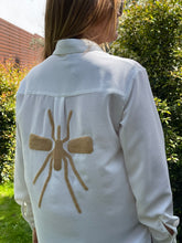 Carregar imagem no visualizador da galeria, Camisa Branca Mosquito Beige veludo
