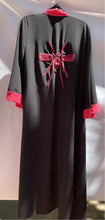 Carregar imagem no visualizador da galeria, Kimono preto Exclusivo com debrum Rosa
