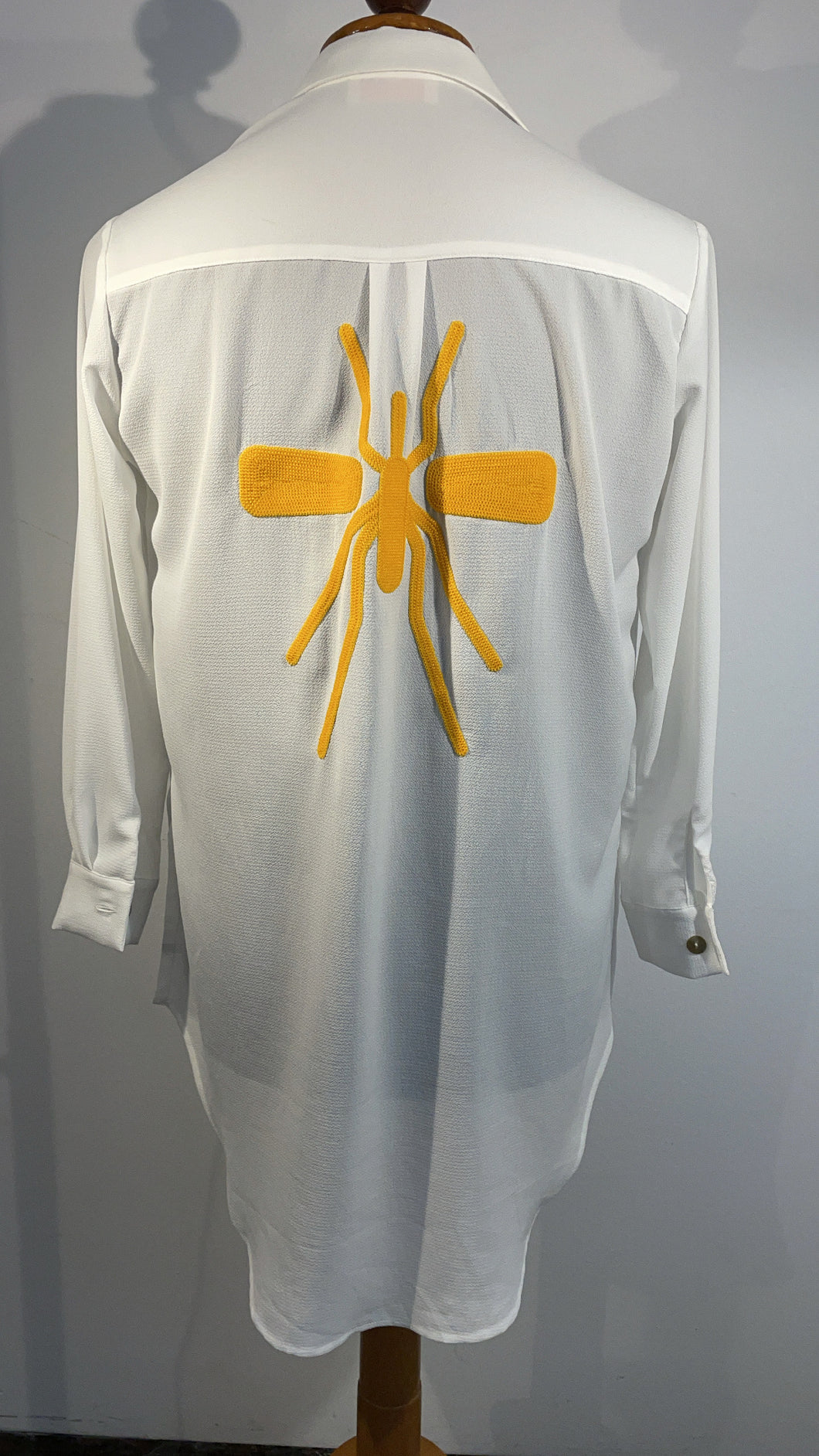 Camisa Branca Mosquito Amarelo veludo